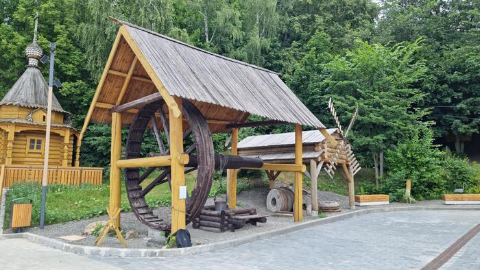 Вот тебе и фитнес из прошлого: бегай в колесе и воду добывай.