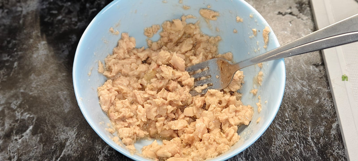 Открываю. обе банки. Сливаю масло. Вилкой разминаю. печень в отдельной миске.