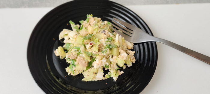 Отправляю миску в холодильник на час. Что ингредиенты пропитались. Потом раскладываю по тарелкам. Это вкусное, полезное, хоть и не очень бюджетной блюдо!