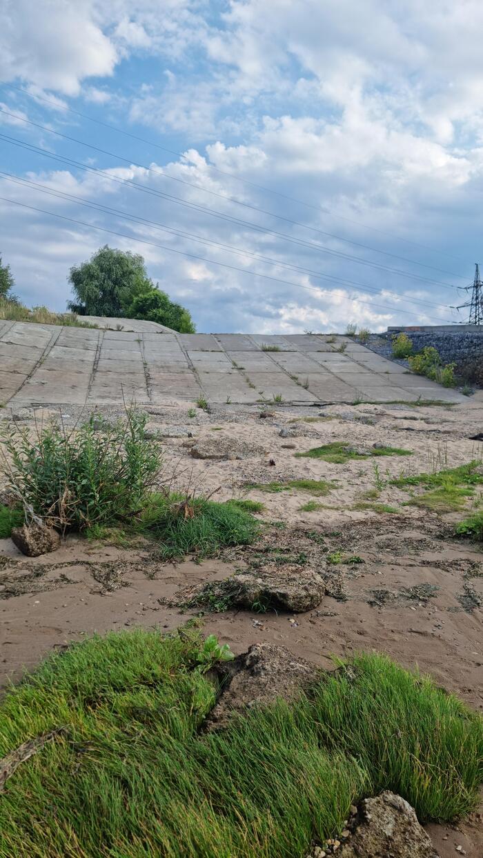 Именно по этому склону мы тащили каяк к Волге. И ГЭС решила, что ей положена “плата за проход”.