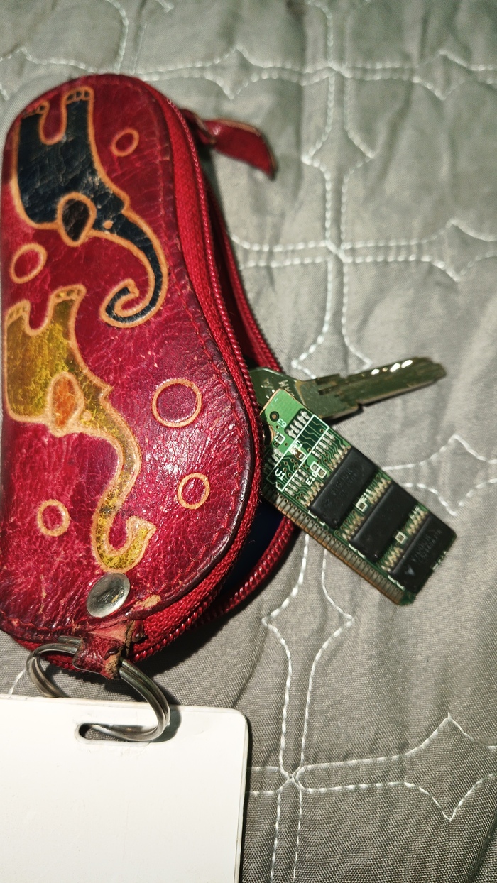 Ключница мне досталась тоже не самым обычным образом: ее мне выдали в куче других мелких заказов на ВБ, видимо, подмешалась из чужого заказа. а заметила это уже дома, ну и не стала возвращать - понравились слоники. Лет 6 ей уже.