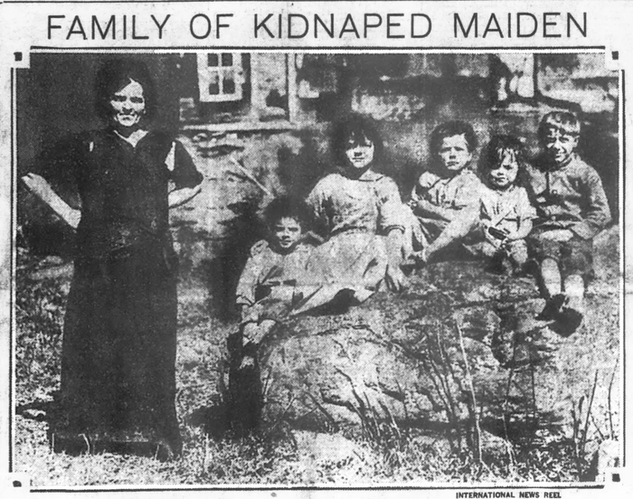 Ева Чаттертон у дома с пятью из восьми детей