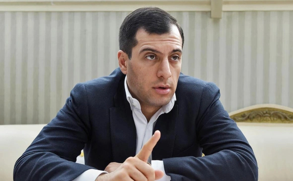 Сбежал покурить ! эх каков человечище ! Глыба ! ;-)