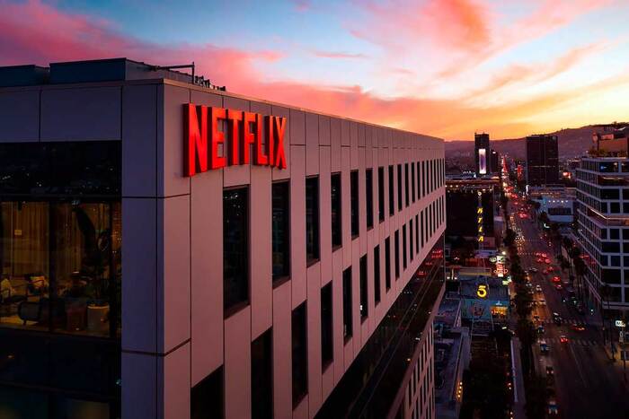 Netflix снимет сериал по книге Дэна Брауна “Тайна из тайн”