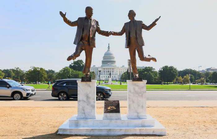 The Washington Post: напротив Капитолия появилась статуя держащихся за руки Трампа и Эпштейна