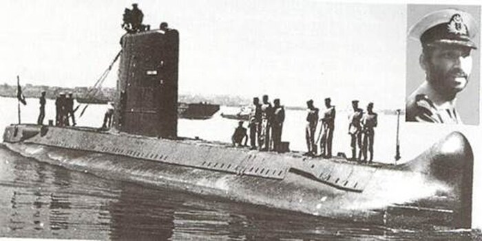 Подводная лодка Хангор, справа её командир Ахмад Тасним