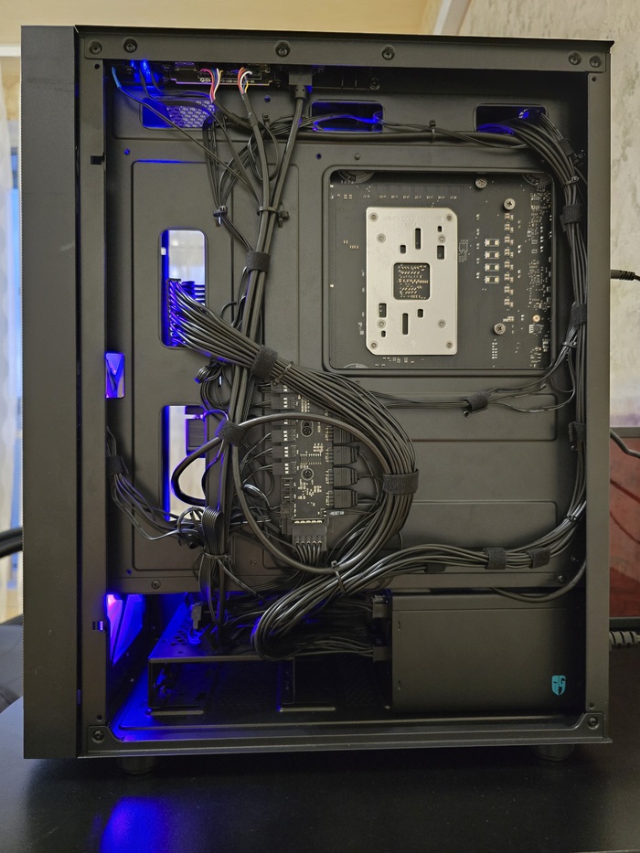 Потом ещё неспеша под пивко полдня потратил на укладку проводов, хоть их там и не видно. Не произведение искусства, конечно, но для первого раза сойдёт.