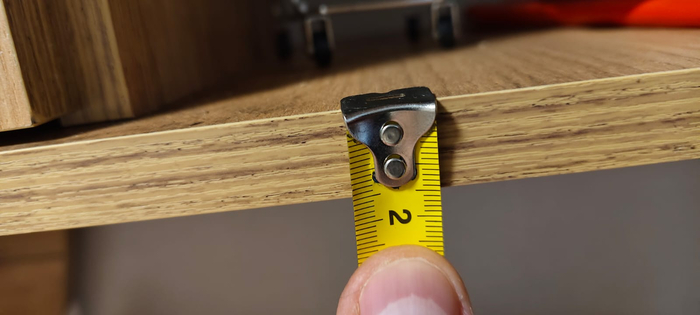 13 мм достаточно чтоб не пробить ДСП насквозь. Толщина ДСП 16 мм