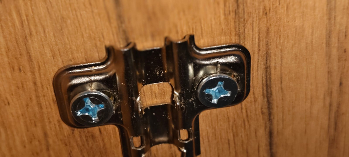 Прикрутил элемент петли винтами к футорке