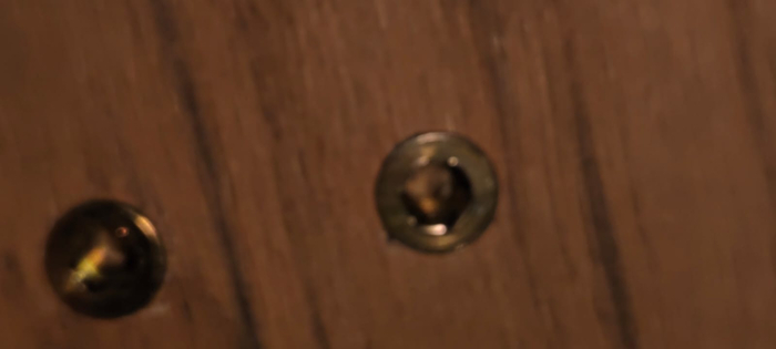 Извиняюсь за качество фото. Место для установки петель не удобное максимально.