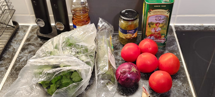 Томаты, кинза, укроп, красный лук, оливковое масло, перец холопьею, чеснок, уксус, соль, перец.