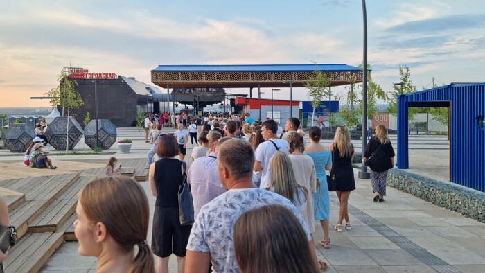 “Маленькая очередь”, сказала она. 50 минут простоя в ожидании фуникулёра – это, оказывается, ещё цветочки!