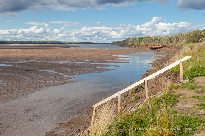 Не очень похоже на судоходную реку