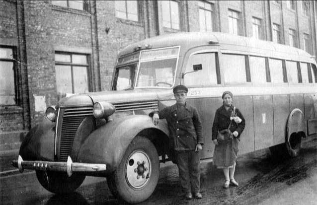 Перед рейсом. Водитель и кондуктор.