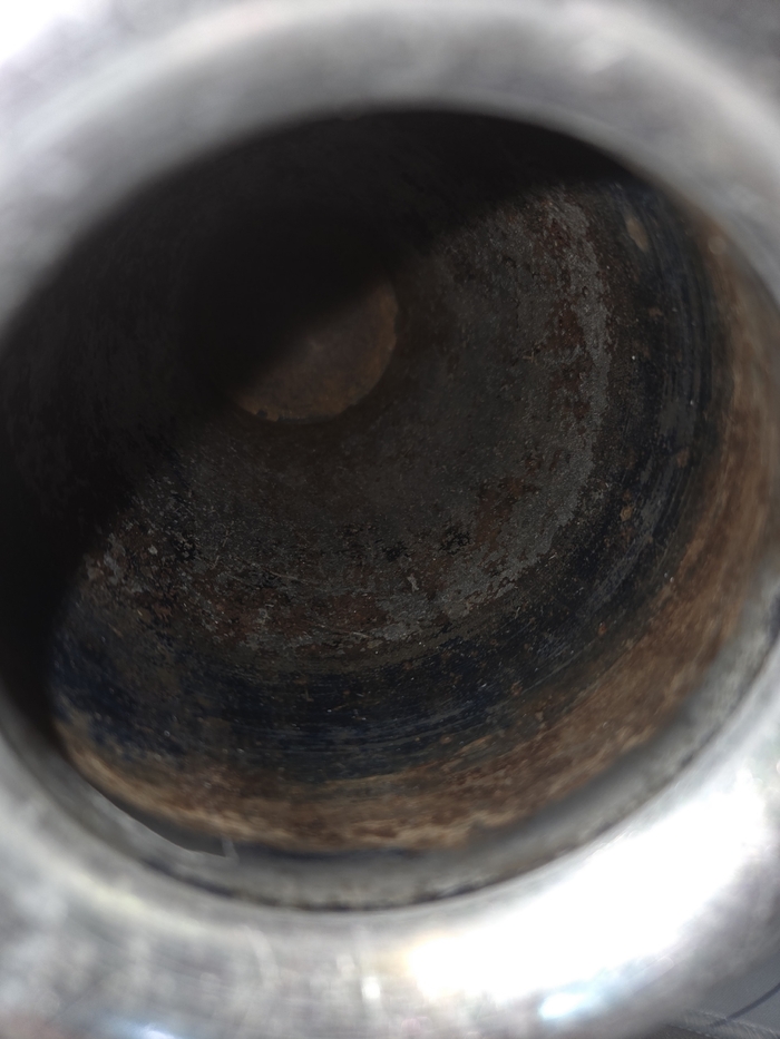 фото дна внутри, с каким то покрытием тёмно синего света, может это