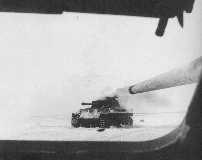 Украина, 1944 год. Фотография сделана из люка механика-водителя. У Пантеры открыт люк командирской башенки. Видимо кто то из экипажа ушел живым