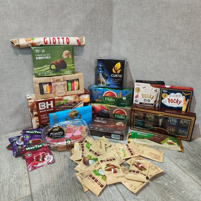 чай и множество вкусностей к нему.Халва ,конфеты шоколад,печеньки и жент(местная сладость)