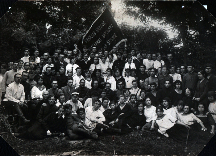 Тульские студенты рабфака и слушатели сов партшколы после сдачи экзамена по военному делу с начальствующим составом Части Особого Назначения Тульского Оружейного завода (сидят в 3-м снизу ряду). 1923 г. ГА ТО.