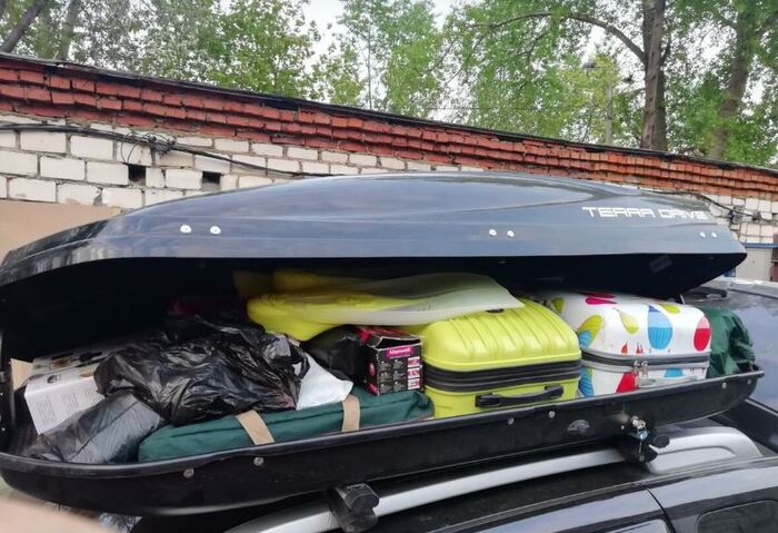багажник исправно принял в себя внушительное количество вещей. Чемоданы среднего размера аккуратно поместились поперек бокса. Так же были погружены и туристические принадлежности, включая палатку и многое другое.