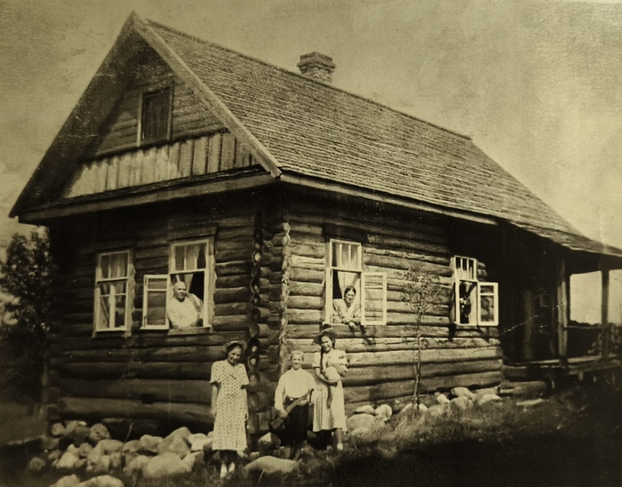 1951 год. Так этот дом выглядел почти сразу после постройки. Ленинградская область.