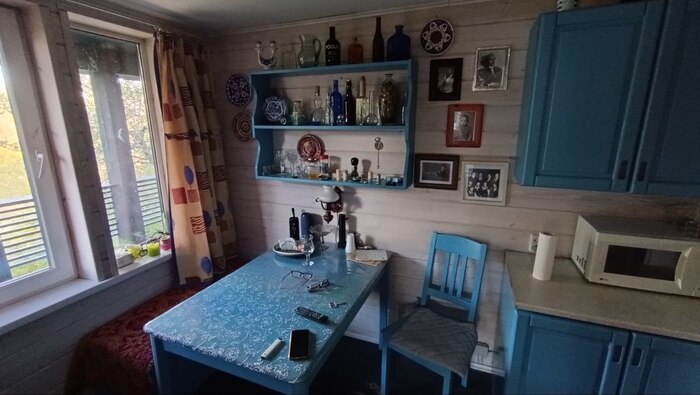 Новая зимняя столовая. Вся Кухонная мебель из старой квартиры. Отец лишь перекрасил ее.