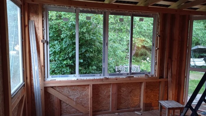 К сожалению, старые окна закончились, поэтому пришлось прикупить парочку новых. Но сосед подарил несколько БУ. Они тоже пошли в ход) Стеклянная дверь куплена на Авито. Кто-то снял ее с лоджии.