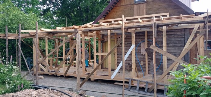 Веранда при! Кстати, благодаря реконструкции удалось немного увеличить размер помещений. Мелочь, а приятно