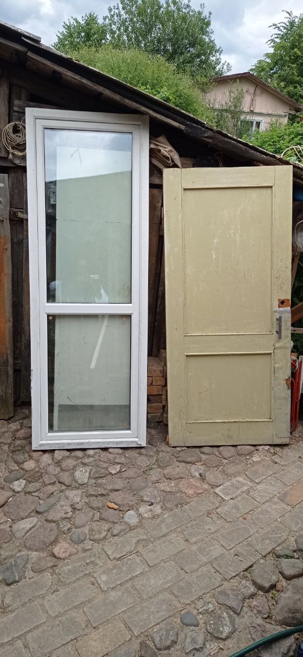 Сравнение старой и новой двери. Хотелось, чтобы на веранде было максимально много света.