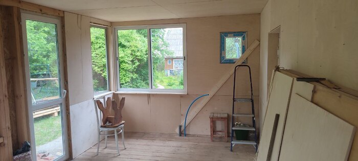 Внутри все зашили фанерой. На пол кинули доски, чтобы потом накрыть линолеумом. Осталось покрасить стены и установить новую мебель