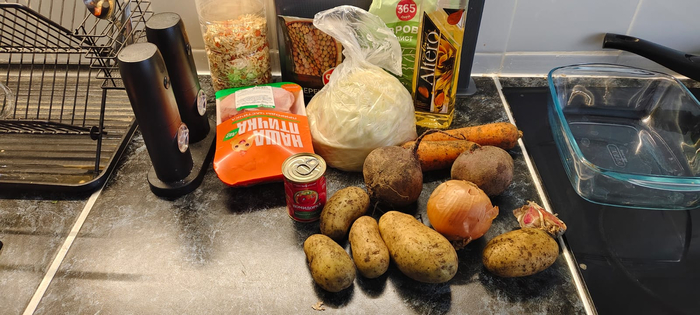 Куриные бёдрышки, капуста, картофель, лук, морковь, чеснок, масло, душистый перец, лавровый лист, коренья для бульона, томатная паста и свекла