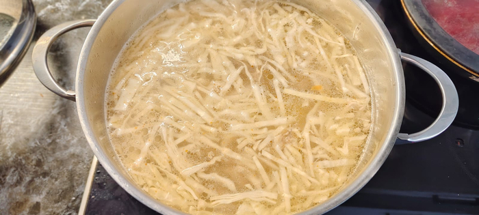 Добавляю в бульон картофель, через 5 минут капусту.