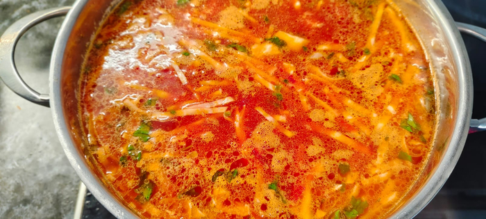 Ещё через 5 минут добавляю заправку. Варю