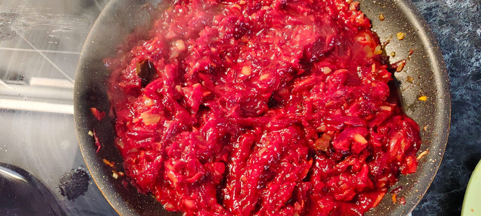 Очищаю и натираю свеклу в поджарку, добавляю вяленные томаты, томатную пасту, сахар, уксус. Выливаю полчашки бульона к овощам. Тушу.