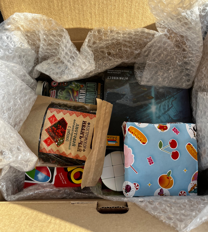 Обожаю этот момент открытия коробки, когда уже начинают виднеться подарки!