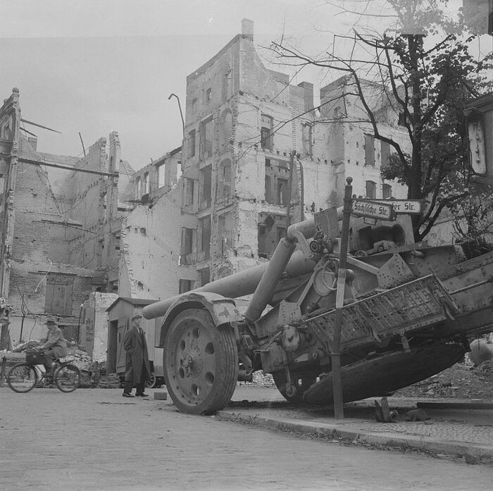 Mörser 18 брошенная на улицах Берлина