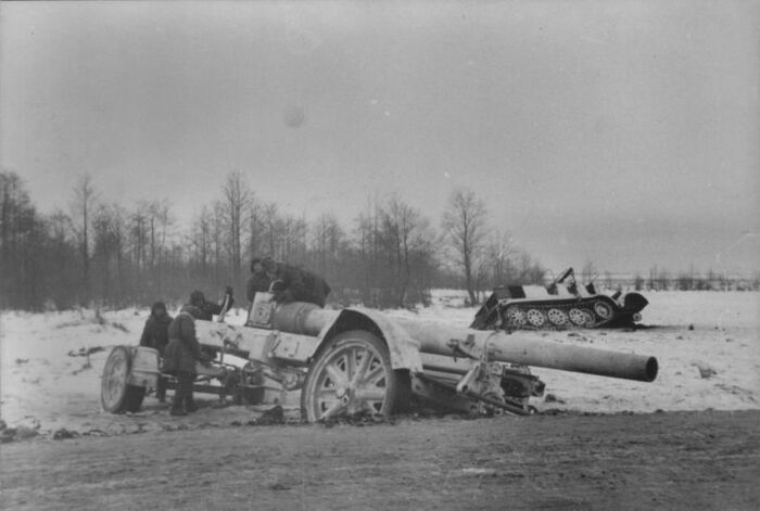 21-см пушка Mörser 18, застрявшая при транспортировке на Восточном фронте