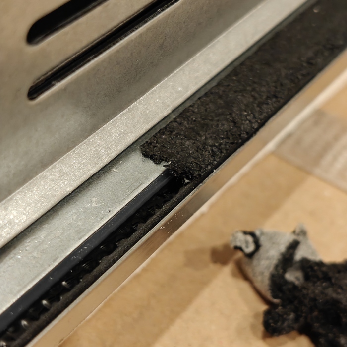 Такой сложный профиль под уплотнителем с двух сторон - перепад 1 мм. С других сторон нормальная плоскость