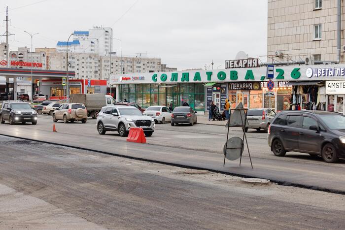 Очень широкая часть дороги с кучей люков. Сложно но делают.