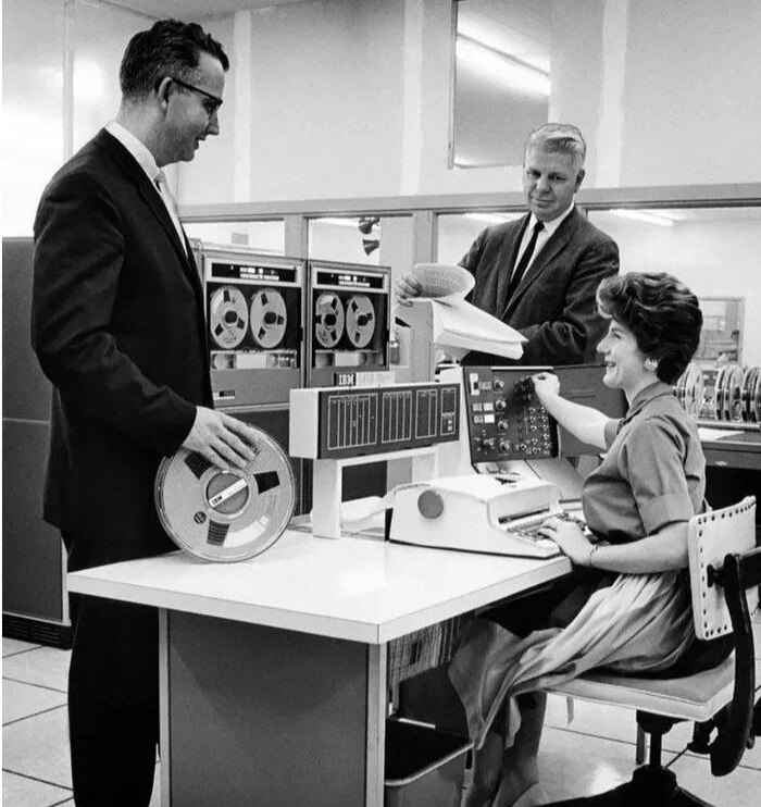 Не зассал и подкатил бобину с магнитной лентой