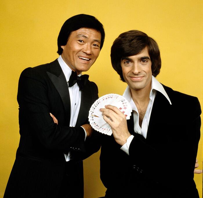 Актёр и комик Джонни Юн и фокусник Дэвид Копперфилд на 10-й ежегодной церемонии вручения премии "Артист года", Американской гильдии артистов варьете (AGVA). 23 января 1980 года.