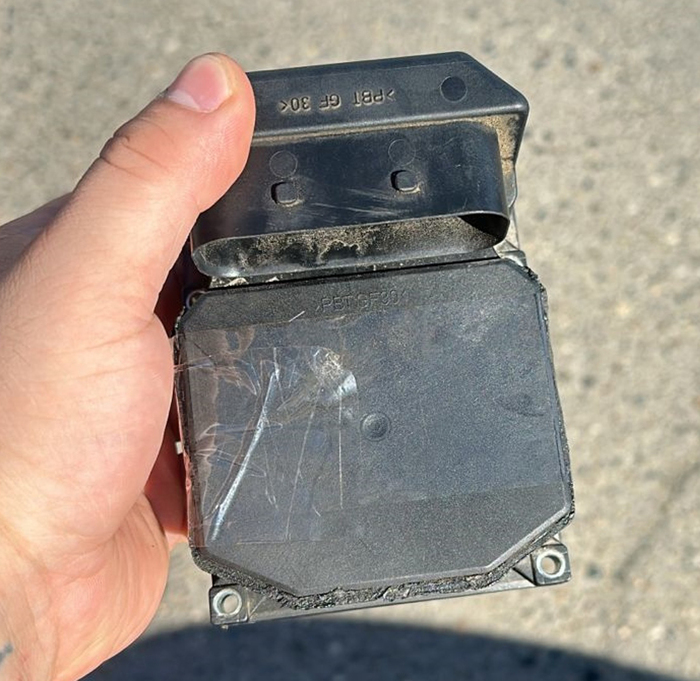 Денег не взяли, клеить не стали, перемотали блок скотчем и отдали так.