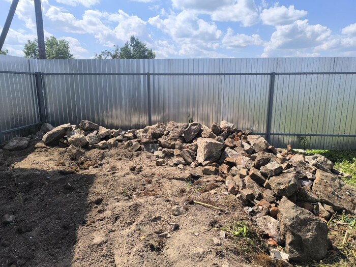 Что делать с этим каменным садом пока не придумала. Есть идеи? Пишите в комментариях.