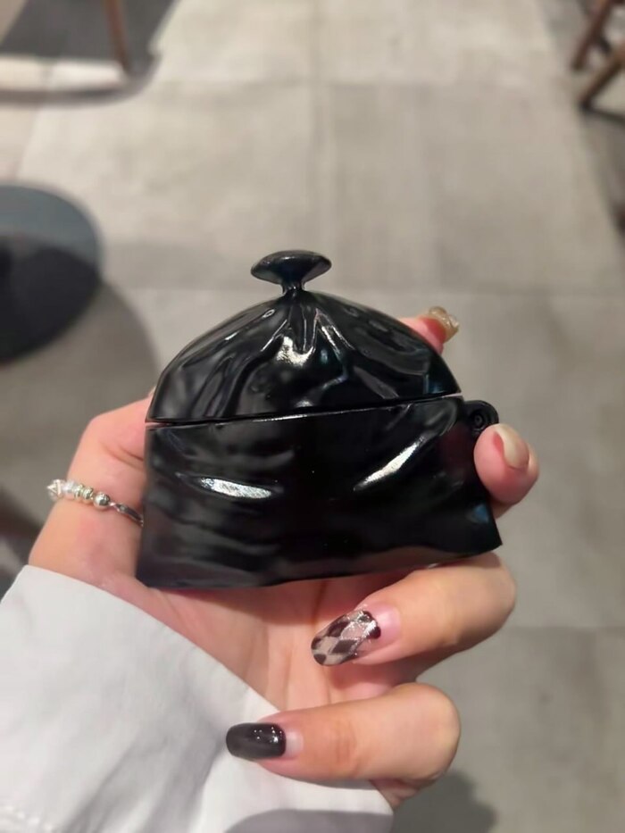 Чехол-мусорный пакет для AirPods. Есть даже кастомная анимация