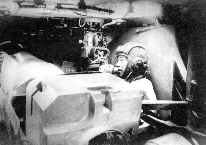 Командир CАУ СУ-152 лейтенант И.В. Вьюгов ведет огонь по закрытой цели