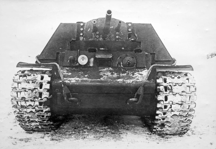 КВ-7 с вооружением из одной 76-мм и двух 45-мм пушек в рамочной монтировке