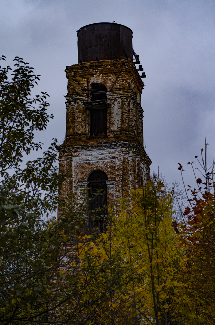 Колокольня церкви Иоанна Богослова в селе Октябрьский Кинешемского района Ивановской области. Была построена в 1794 году на средства прихожан.
