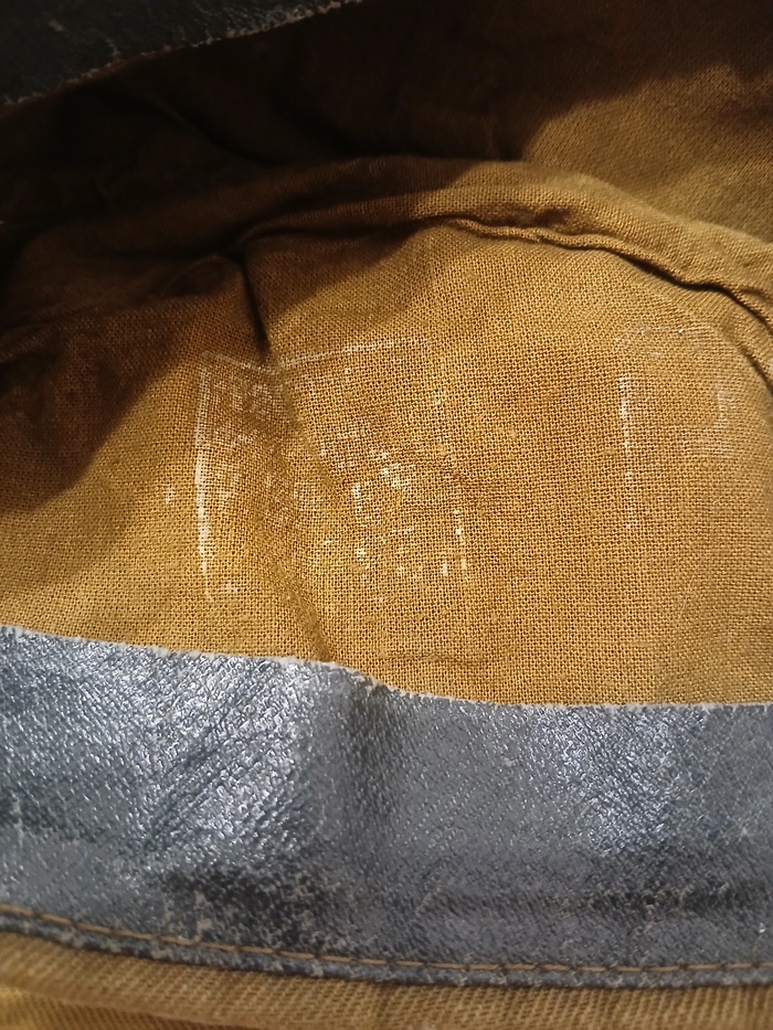 Видно, что она отличается подкладкой, стёртая, на ней белые буквы, мне даже показалось, что некоторые написаны от руки; даже ткань другая, ощущается более тяжёлой