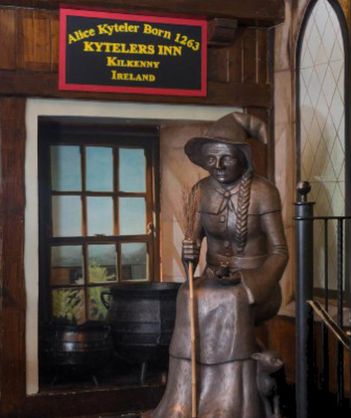 Памятник Алисе Кителер в ирландском баре.