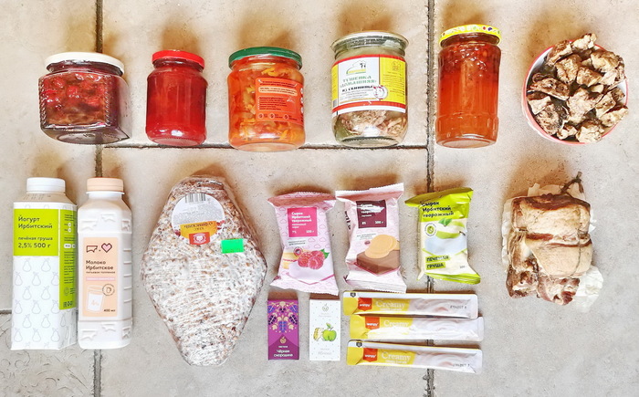 Слева направо: домашние варенья, урбеч из кешью, свиная тушёнка, варенье, вяленые лёгкие для кота, кефир, топлёное молоко, кекс, сырки, пастила, лакомства для кота, копчёная грудинка.