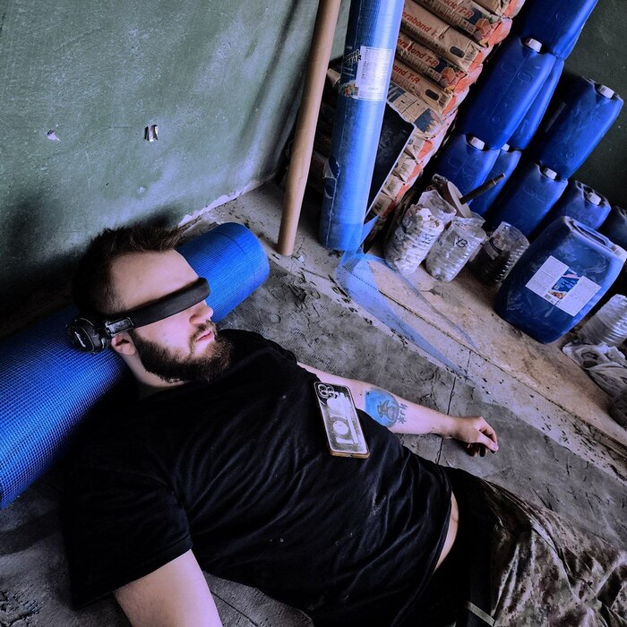 "Нейтранер в работе, Арасака Тауэр, фото в цвете, 2077г"